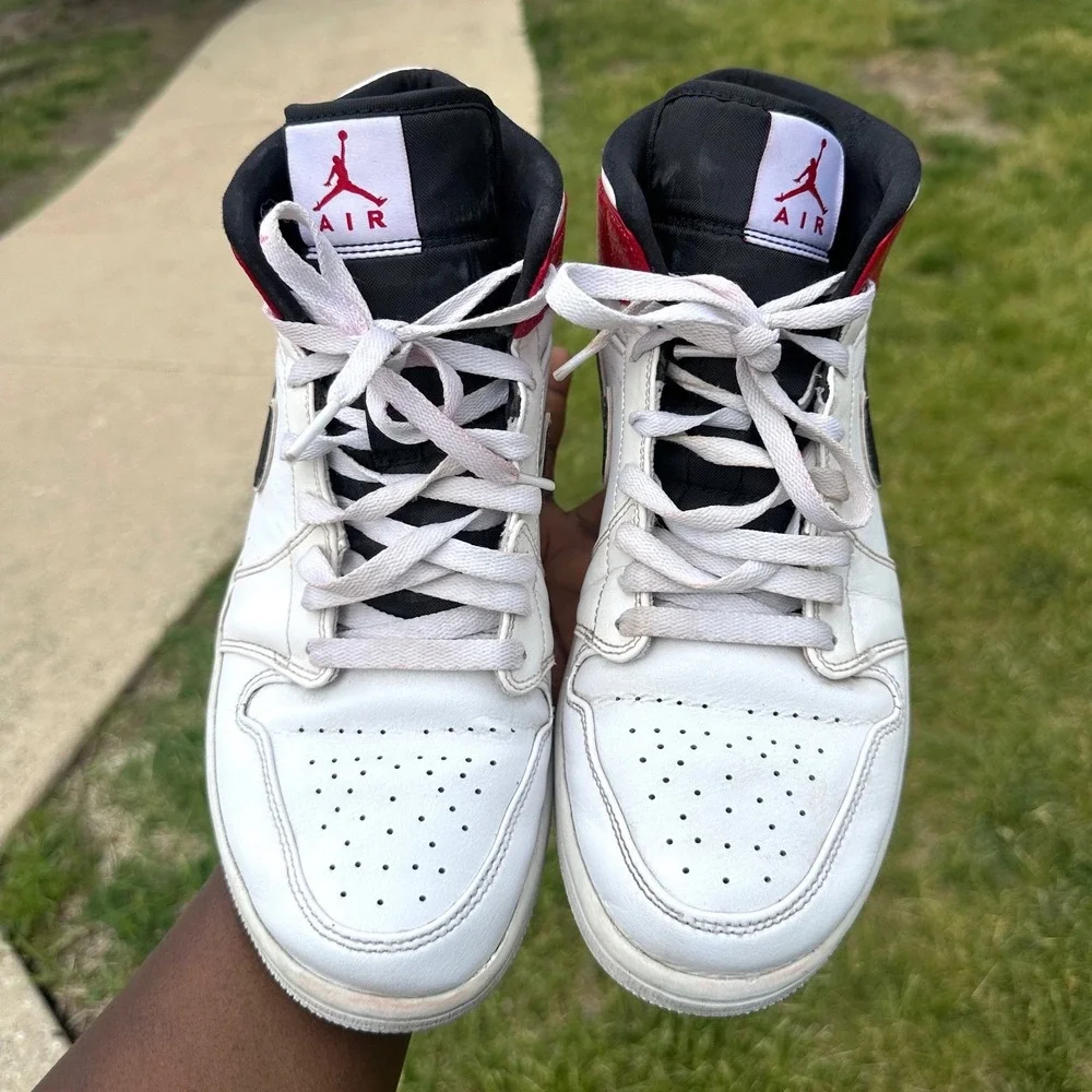 Nike Air Jordan 1 Mid Chicago Athletic Shoes Men's Size 9 White Black Gym Red